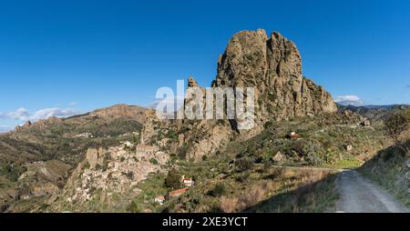 Panoramablick auf die Geisterstadt Pentedattilo Aspromonte in Kalabrien Stockfoto