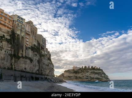 Blick auf den Strand von Rotonda und die farbenfrohe Altstadt von Tropea in Kalabrien Stockfoto