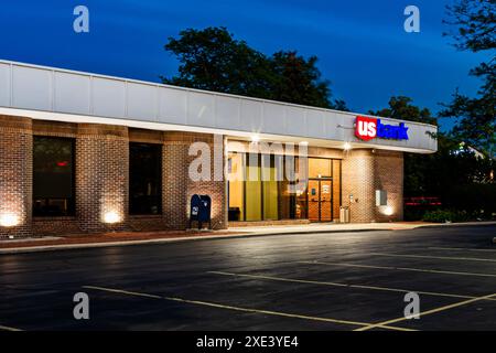 Lombard, IL, USA - 18. Juni 2024: Lokale Zweigstelle der US Bank in der Abenddämmerung. Stockfoto