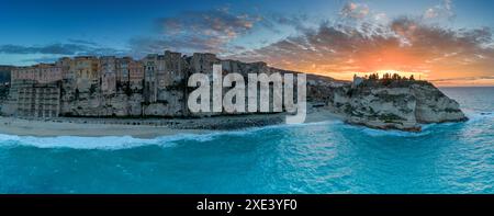 Blick auf Rotonda Beach und die farbenfrohe Altstadt von Tropea in Kalabrien bei Sonnenuntergang Stockfoto