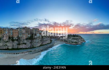 Blick auf Rotonda Beach und die farbenfrohe Altstadt von Tropea in Kalabrien bei Sonnenuntergang Stockfoto