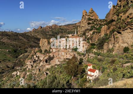 Blick auf die Geisterstadt Pentedattilo Aspromonte in Kalabrien Stockfoto