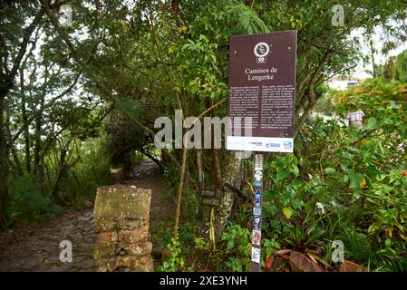 Barichara, Santander, Kolumbien; 26. November 2022: Ausgangspunkt des Abschnitts des Lengerke Trail, der diese Stadt durch eine Re mit Guane verbindet Stockfoto