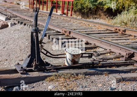 Manueller Eisenbahnschalter mit Hebel und Gegengewicht an Sommertagen Stockfoto