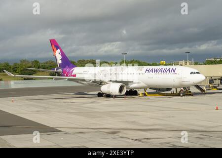 Honolulu, Hawaii, USA - 16. Januar 2024: Ein Flugzeug der Hawaiian Airlines parkt auf dem Vorfeld des Honolulu International Airport. Stockfoto