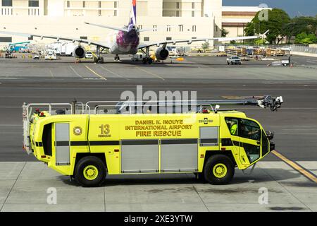 Daniel K. Inouye International Airport Fire Rescue 13 parkt auf dem Vorfeld. Honolulu, Hawaii, USA. Stockfoto