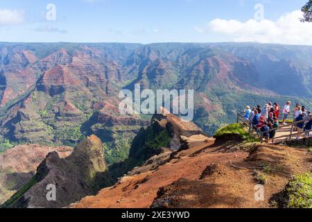 Waimea, Hawaii, USA - 18. Januar 2024: Besucher des Waimea Canyon State Park, Waimea, Hawaii, USA. Stockfoto