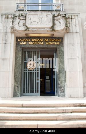 Haupteingang, London School of Hygiene and Tropical Medicine, Bloomsbury, London - Ein weltweit führendes Forschungszentrum für Tropenkrankheiten. Stockfoto