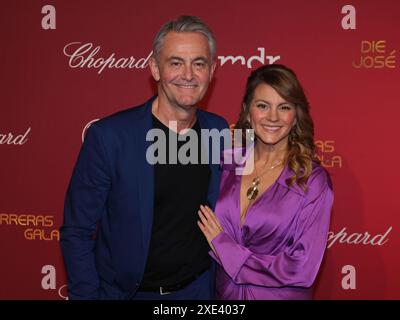 Robert Lohr und Luise BÃ¤HR bei der 29. Jose Carreras Gala 2023 am 14.12.2023 in der Medienstadt Leipzig Stockfoto