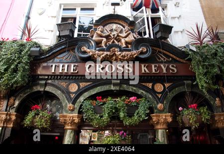 The Cross Keys Pub, Covent Garden, London - viele Pflanzen und Blumen schmücken das Gebäude. Stockfoto