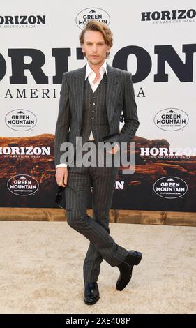 LOS ANGELES, KALIFORNIEN - 24. JUNI: Jamie Campbell Bower nimmt an der US-Premiere von Horizon: An American Saga - Chapter 1 im Regency Village Theatre Teil Stockfoto