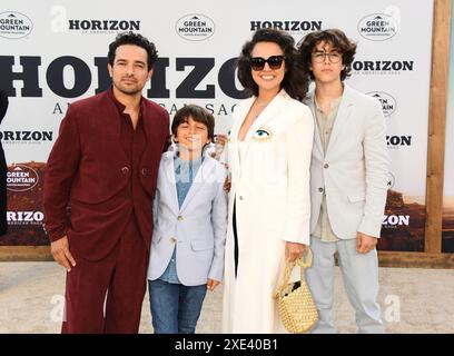 LOS ANGELES, KALIFORNIEN - 24. JUNI: Alejandro Edda (L) und seine Familie nehmen an der US-Premiere von Horizon: An American Saga - Chapter 1 im Regency Village Teil Stockfoto