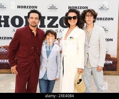 LOS ANGELES, KALIFORNIEN - 24. JUNI: Alejandro Edda (L) und seine Familie nehmen an der US-Premiere von Horizon: An American Saga - Chapter 1 im Regency Village Teil Stockfoto