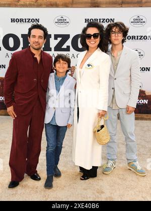 LOS ANGELES, KALIFORNIEN - 24. JUNI: Alejandro Edda (L) und seine Familie nehmen an der US-Premiere von Horizon: An American Saga - Chapter 1 im Regency Village Teil Stockfoto