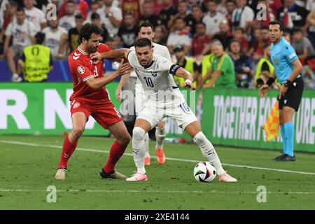 MÜNCHEN, DEUTSCHLAND - 25. JUNI: Thomas Delaney von Dänemark und Dusan Tadic von Serbien während des Gruppenspiels der UEFA EURO 2024 zwischen Dänemark und Serbien in der Münchener Football Arena am 25. Juni 2024 in München.240625 SEPA 24 040 - 20240625 PD15169 Stockfoto