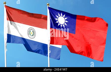 Paraguay-Flagge und Taiwan-Flagge am bewölkten Himmel. Im Himmel winken Stockfoto