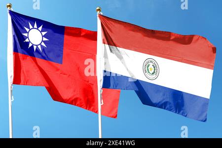 Paraguay-Flagge und Taiwan-Flagge am bewölkten Himmel. Im Himmel winken Stockfoto