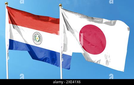 Flaggen von Japan und Paraguay. Im blauen Himmel winken Stockfoto