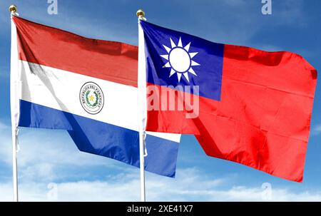 Paraguay-Flagge und Taiwan-Flagge am bewölkten Himmel. Im Himmel winken Stockfoto