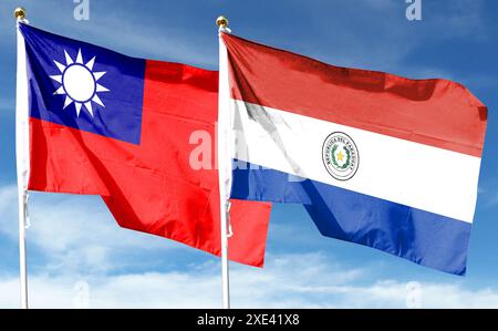 Paraguay-Flagge und Taiwan-Flagge am bewölkten Himmel. Im Himmel winken Stockfoto