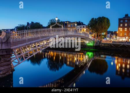 Die berühmte Ha'Penny Bridge in Dublin, Irland, in der Dämmerung Stockfoto