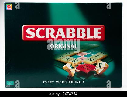 Nova Bana, Slowakei - 31. Dezember 2023 : Scrabble Word Game Box isoliert auf weißem Hintergrund. Mattel Scrabble Original. Stockfoto