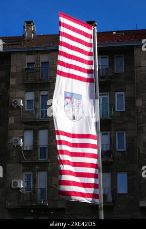 Flagge mit dem Wappen von Ã”buda in Budapest, Ungarn Stockfoto