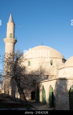 Hala Sultan Tekke oder Moschee von Umm Haram. Religiöser muslimischer Schrein vor blauem Himmel. Stockfoto