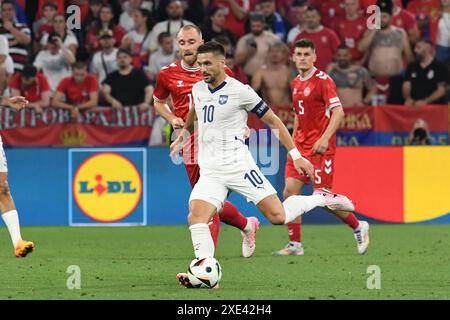 MÜNCHEN, DEUTSCHLAND - 25. JUNI: Dusan Tadic von Serbien und Christian Eriksen von Dänemark während des Gruppenspiels der UEFA EURO 2024 zwischen Dänemark und Serbien in der Münchener Football Arena am 25. Juni 2024 in München.240625 SEPA 24 053 - 20240625 PD15150 Stockfoto