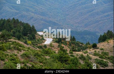 Berglandschaft mit leerer gekrümmter, leerer Asphaltstraße. Reisen Sie in die Natur Stockfoto