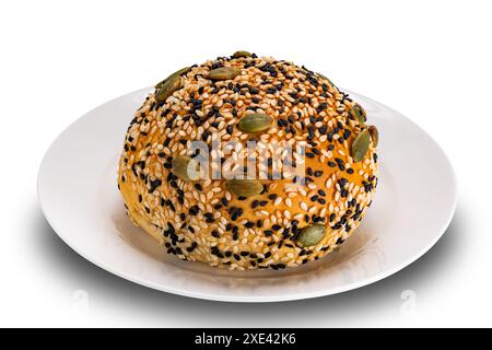 Einzelnes hausgemachtes Burgerbrötchen mit Sesam und Kürbiskernen. Stockfoto