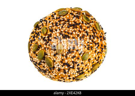 Blick von oben auf frisches hausgemachtes Burgerbrötchen, bestreut mit weißem und schwarzem Sesam und Kürbiskernen. Stockfoto