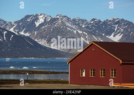 Ny Alesund. Juni 2024. Dieses Foto, aufgenommen am 21. Juni 2024, zeigt die Landschaft von NY-Alesund, Svalbard, Norwegen. Als nördlichste dauerhafte Siedlung der Welt hat NY-Alesund vier Monate ununterbrochenen Tageslichts und vier Monate andauernde Dunkelheit jedes Jahr. Von Ende April bis Ende August geht die Sonne nie unter und verwöhnt Besucher mit dem Spektakel der „Mitternachtssonne“. Quelle: Zhao Dingzhe/Xinhua/Alamy Live News Stockfoto