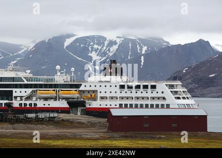 Ny Alesund. Juni 2024. Ein Kreuzfahrtschiff legt am 23. Juni 2024 in NY-Alesund, Svalbard, Norwegen an. Als nördlichste dauerhafte Siedlung der Welt hat NY-Alesund vier Monate ununterbrochenen Tageslichts und vier Monate andauernde Dunkelheit jedes Jahr. Von Ende April bis Ende August geht die Sonne nie unter und verwöhnt Besucher mit dem Spektakel der „Mitternachtssonne“. Quelle: Zhao Dingzhe/Xinhua/Alamy Live News Stockfoto