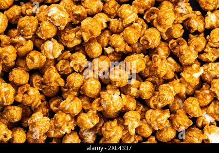 Blick von oben auf einen Haufen süßer Karamellmandeln. Stockfoto