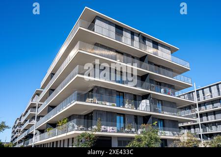 Moderne graue Apartmentgebäude in Barcelona, Spanien Stockfoto