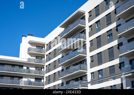 Neues weißes Apartmentgebäude mit Balkonen in Barcelona, Spanien Stockfoto