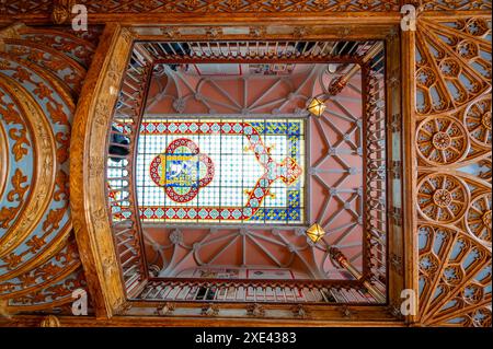 Porto, Portugal - 7. Februar 2023 : das Innere der Buchhandlung Lello Livraria Lello ist eine der schönsten Buchhandlungen der Welt Stockfoto