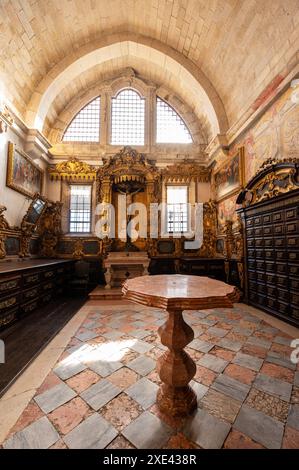 Porto, Portugal, 8. Februar 2023: Innere der Kathedrale von Porto SE do Porto. Diese Kathedrale befindet sich im Zentrum von Porto, A Stockfoto