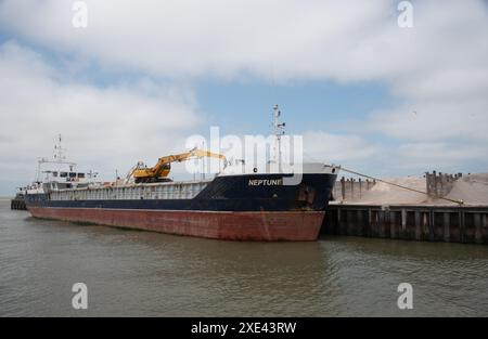 Verladung von Kies in das Frachtschiff im Hafen Stockfoto