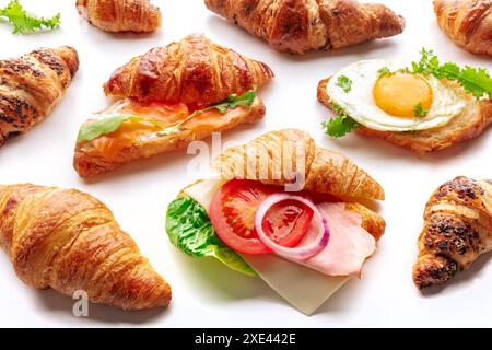 Croissant-Sandwichsortiment. Verschiedene gefüllte Croissants auf weiß Stockfoto