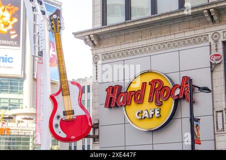 Toronto, Ontario, Kanada. Januar 2024. Eine Nahansicht von vorne auf ein Hard Rock Cafe Schild mit einer Gitarre. Eine Kette von Themen-Bar-Restaurant Stockfoto