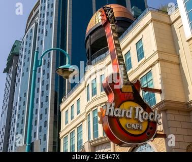 Niagara, Ontario, Kanada. Januar 2024. Ein Blick aus der Nähe auf ein Hard Rock Cafe Schild, eine Kette von Themenbar-Restaurants, Memorabi Stockfoto