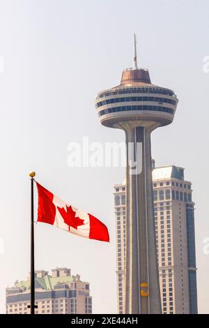 Niagara, Ontario, Kanada. 2. Januar 2024 der Skylon Aussichtsturm mit Kanada-Flagge. Stockfoto