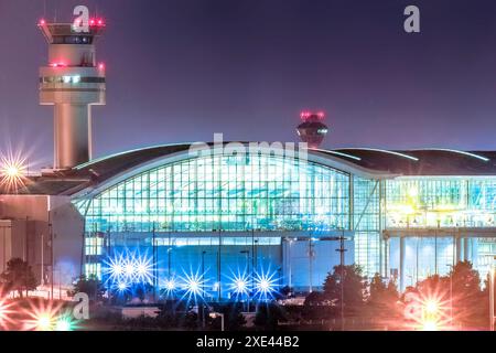 Toronto, Ontario, Kanada. Juni 2023. Lester B. Pearson International Airport mit Kontrollturm bei Nacht. Stockfoto