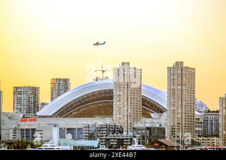 Toronto, Ontario, Kanada. Juni 2023. Das Rogers Centre Stadion, in dem ein Spiel mit offenem Dach für das Baseballteam der Blue Jays stattfindet. Stockfoto