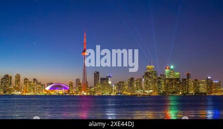 Toronto, Ontario, Kanada. Juni 2023. Ein horizontaler Blick auf die Skyline von Toronto während einer Sumer-Nacht Stockfoto