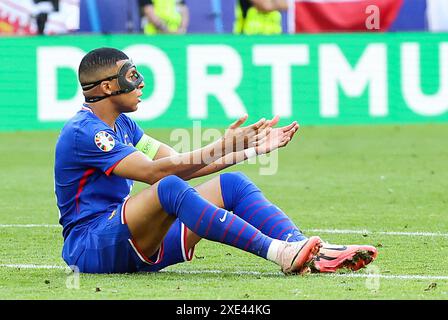 Dortmund, Deutschland. Juni 2024. Kylian Mbappe aus Frankreich reagiert beim Gruppenspiel der UEFA Euro 2024 zwischen Frankreich und Polen in Dortmund am 25. Juni 2024. Quelle: Zhang Fan/Xinhua/Alamy Live News Stockfoto