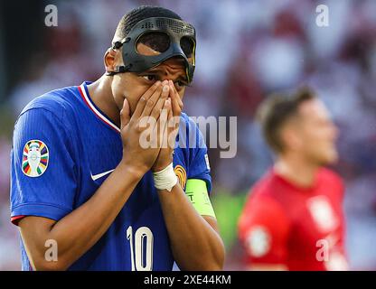 Dortmund, Deutschland. Juni 2024. Kylian Mbappe aus Frankreich reagiert beim Gruppenspiel der UEFA Euro 2024 zwischen Frankreich und Polen in Dortmund am 25. Juni 2024. Quelle: Zhang Fan/Xinhua/Alamy Live News Stockfoto