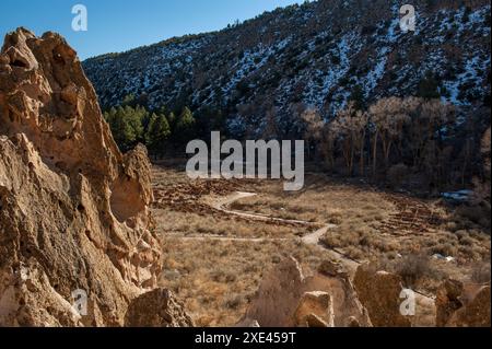 Ein Blick von den Häusern auf den Klippen des Bandelier National Monument in New Mexico mit Blick auf die Pueblos. Stockfoto